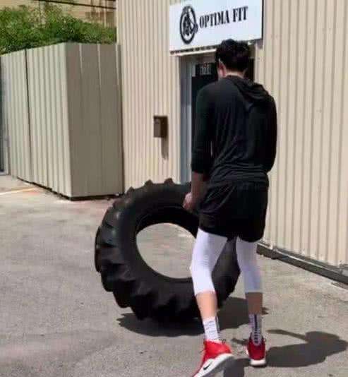 周琦这么菜为什么能打nba（周琦为何打不了NBA？看看他同年新秀里的肌肉男吧！他进步太小了）