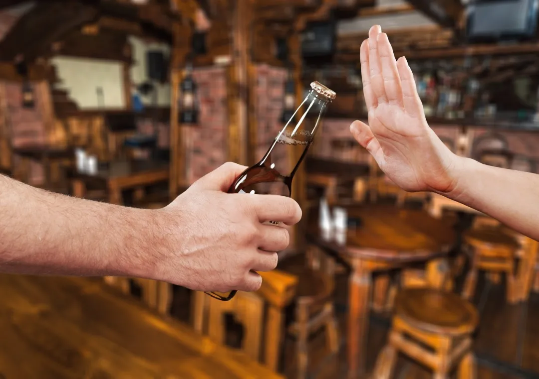 别再借酒浇愁！酒精依赖更伤害女性，这几大重病都与酗酒宿醉有关