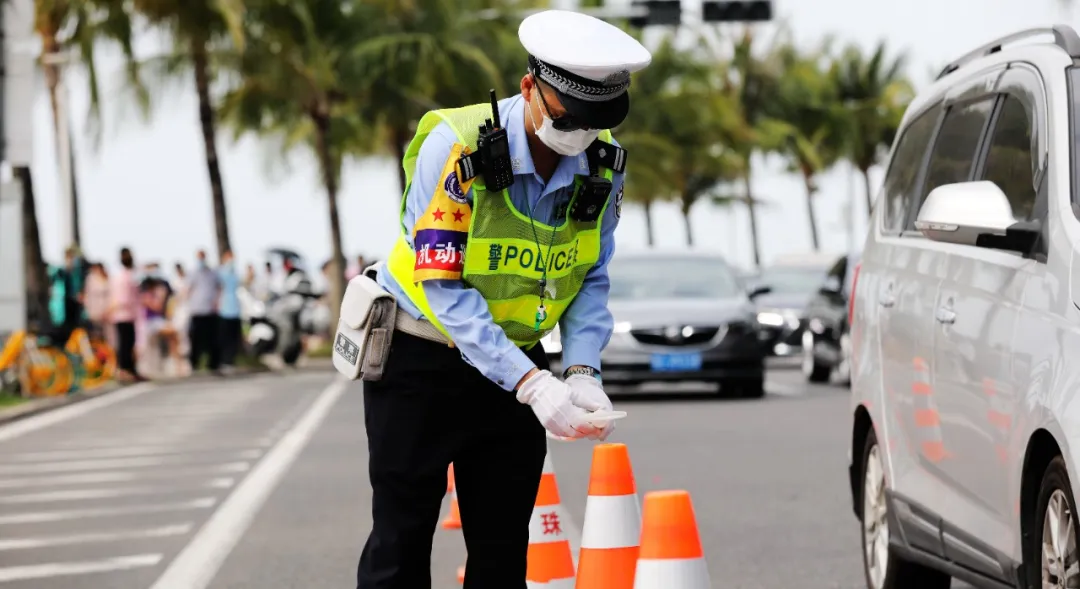 深圳宝马高速狂飙151，得知超速司机笑出来：幸好今天带上老婆