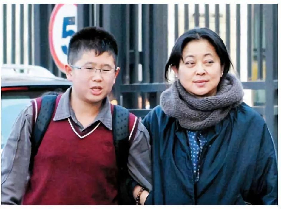 倪萍的儿子和女儿照片 倪萍的儿子现状图片-小螳螂百科网