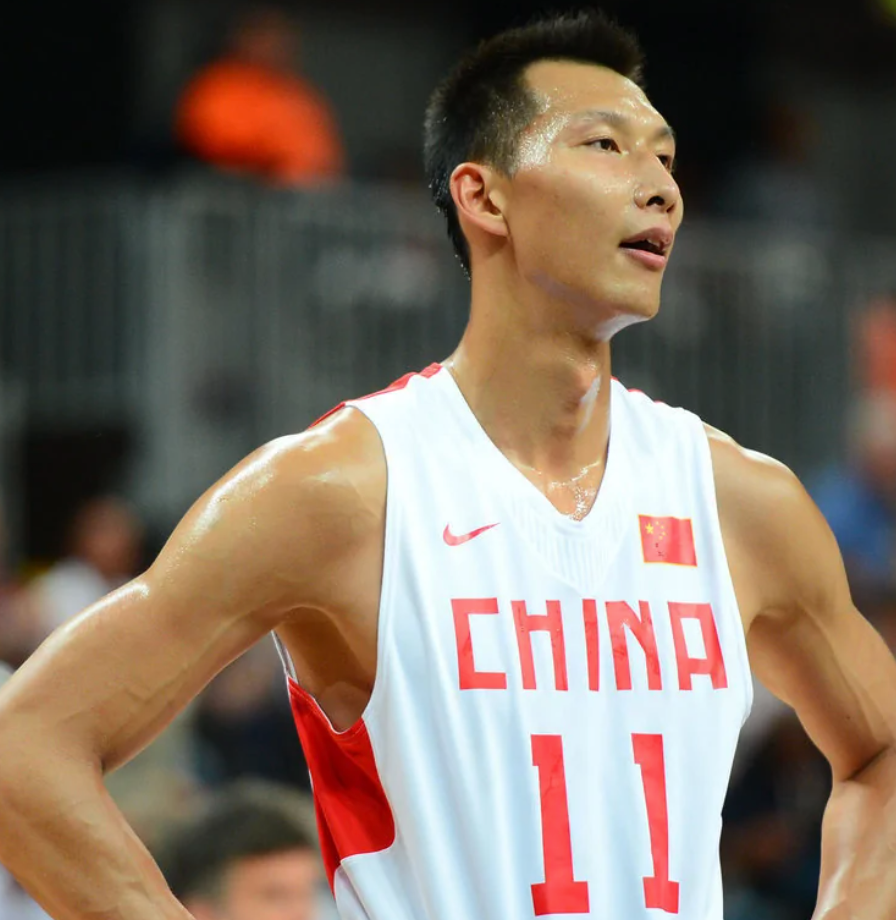 郭艾伦为什么退出nba(三位知名男篮球员退出国家队，退出原因惹人心疼，易建联励志回应)