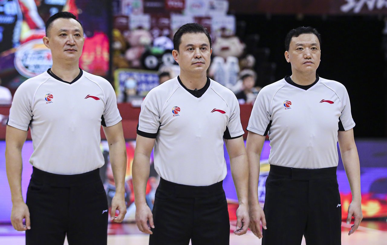 闫军为什么打cba(裁判界流量担当,被誉为"辽篮克星"的闫军,究竟执法