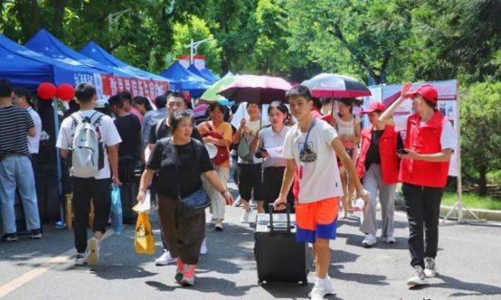 国内比较“憋屈”的三所大学，受地理位置影响，一直“默默无闻”