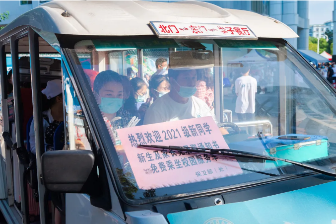 现场直击！华中师范大学开学了，5000余名新生报到，党委书记帮忙搬行李！