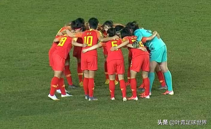 点球大战4-2赢巴西！中国女足夺冠笑开了花，疯狂拥抱庆祝