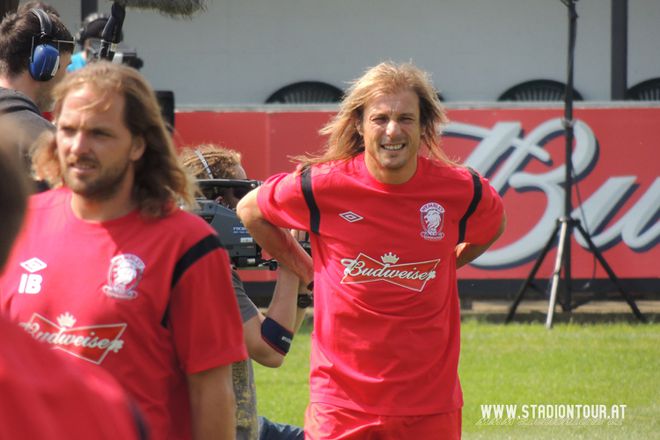 2010年世界杯段暄（百米10.07秒的足坛奇人！与马拉多纳激吻6分钟，惹怒妻子）