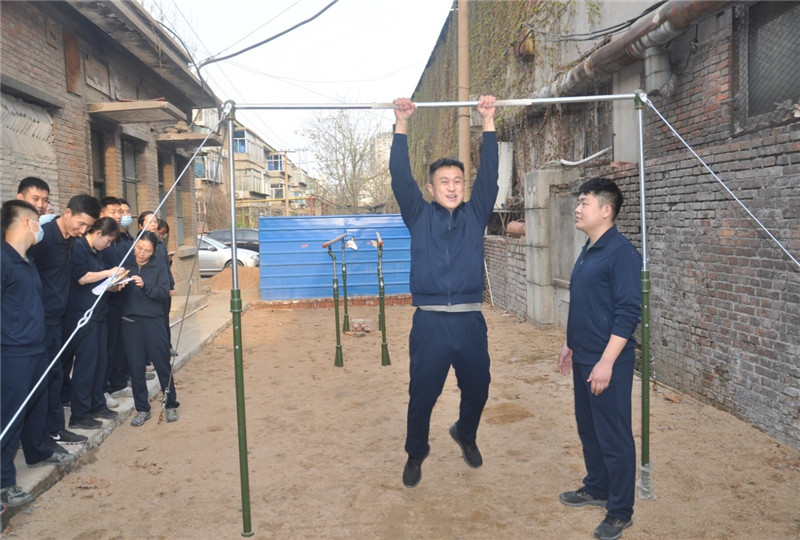 继续在训练场热情高涨地挥汗如雨(河北省军区石家庄第八干休所：内化于心学讲话 外化于形抓训练)