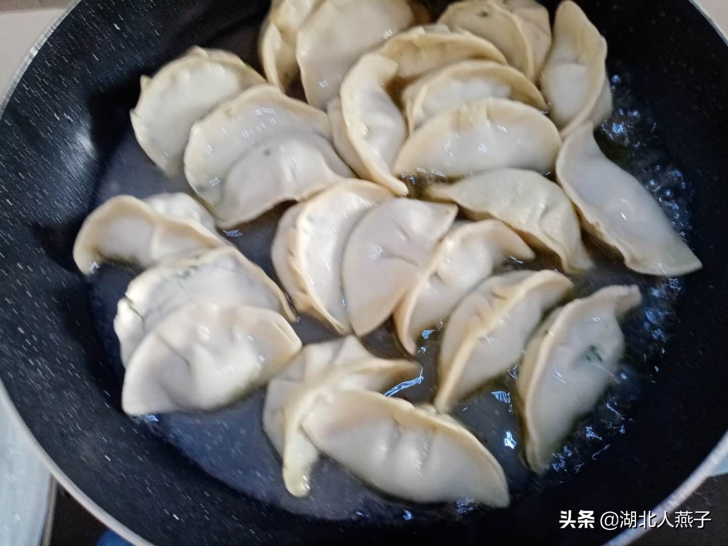 速冻水饺做煎饺，无需解冻，直接煎，简单方便一看就会的锅贴做法