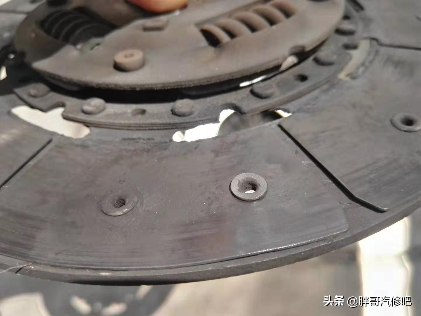不及时更换正时皮带的后果，离合片惨不忍睹