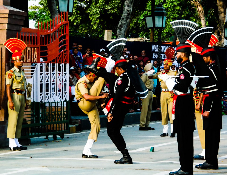 印巴边境降旗仪式：世界上最搞笑的降旗仪式
