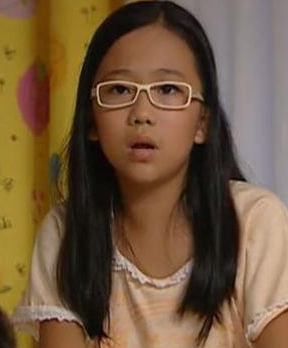 讲述守护魔仙彩石的小蓝为了找回彩石来到人类世界,教美琪美雪魔法