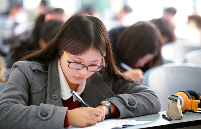 “大一现象”愈演愈烈，导员：不调整心理，影响大学生考公考研