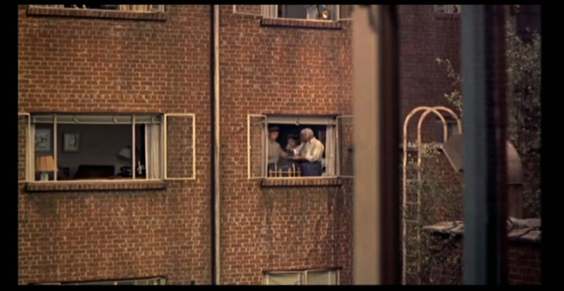 《后窗》：从镜头语言、电影主题两方面解读电影《后窗》的魅力