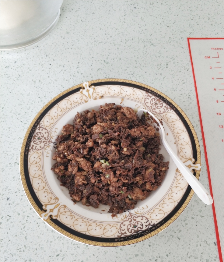 上海妈妈教你“梅干菜饼”家常做法，皮薄肉多，外脆里软