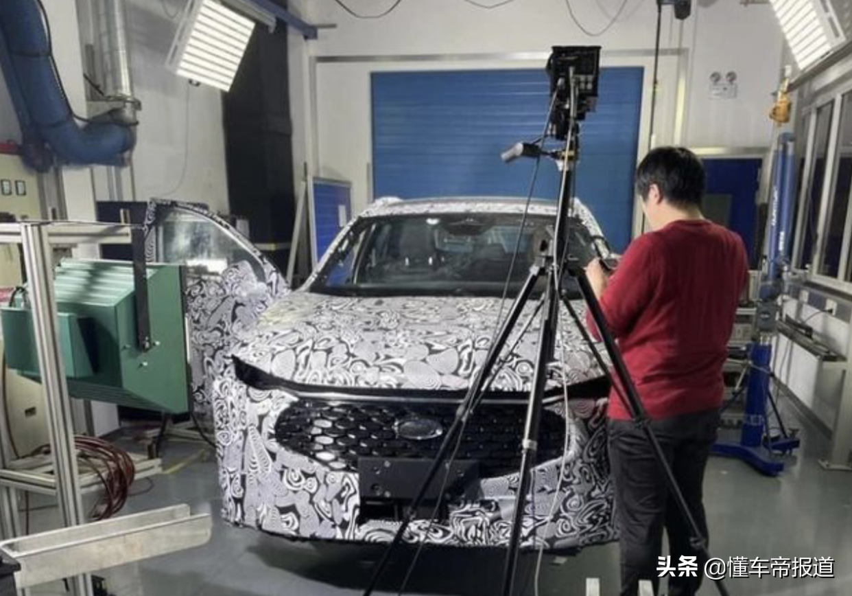 新车｜变身轿跑SUV？福特蒙迪欧继任车型曝光，内饰配巨屏