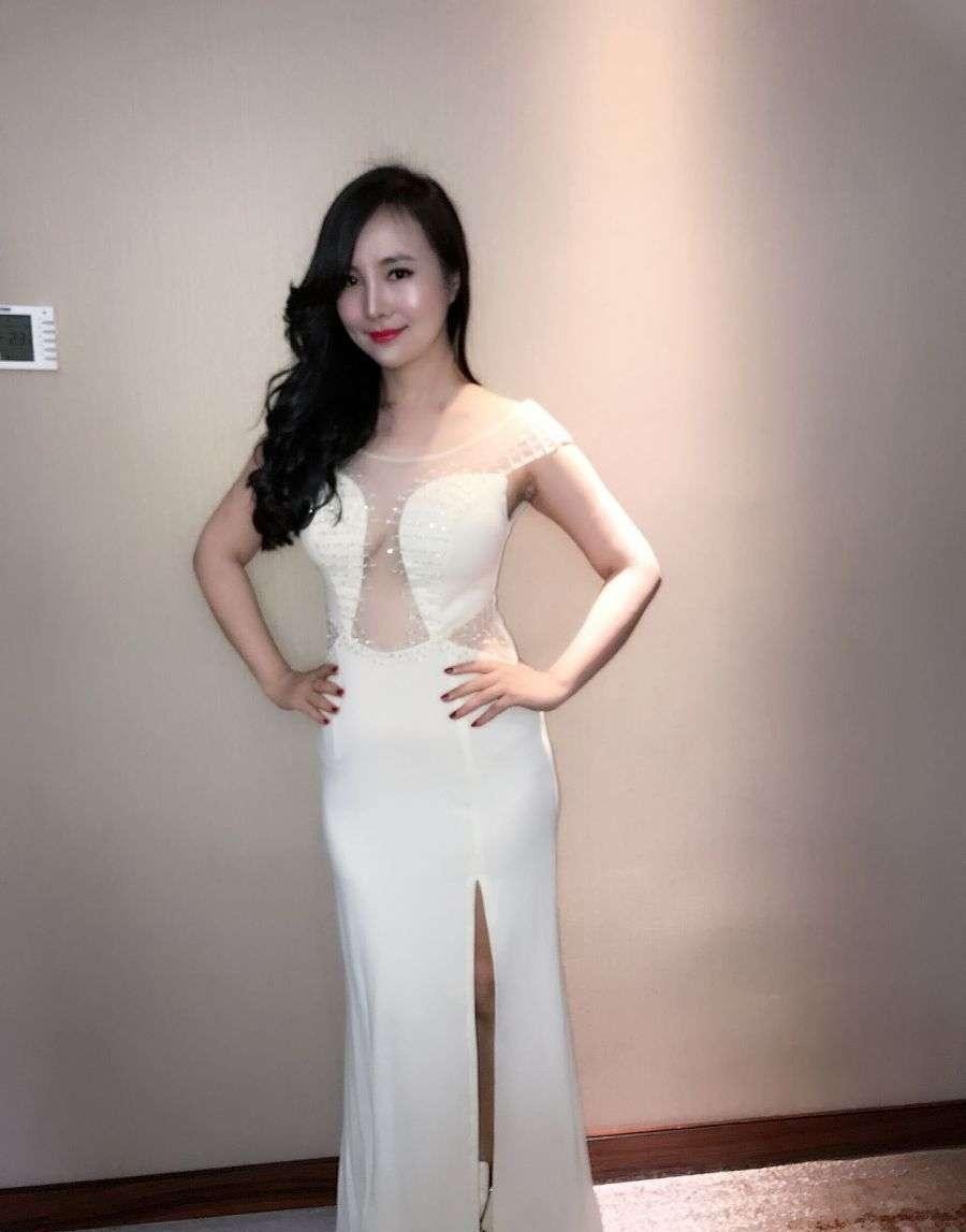 干露露也老了,穿透视蕾丝裙显得身材挺窈窕,但是脸有点僵