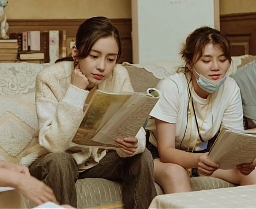 32岁baby素颜现身好友婚礼!与19岁男星亲密互动,不见老公黄晓明