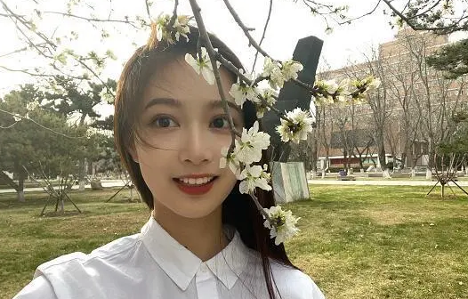 中国传媒大学校花走红，因“领诵”被众人皆知，家庭背景被曝光