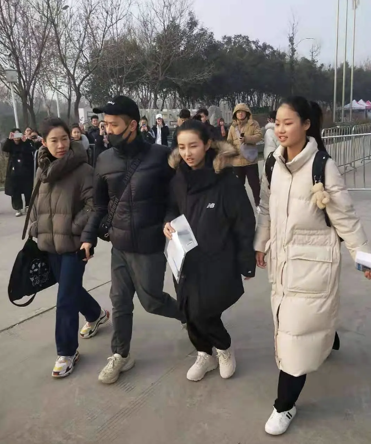 童星张子枫艺考现场照曝光！在老家河南考试，网友：看来是个学霸