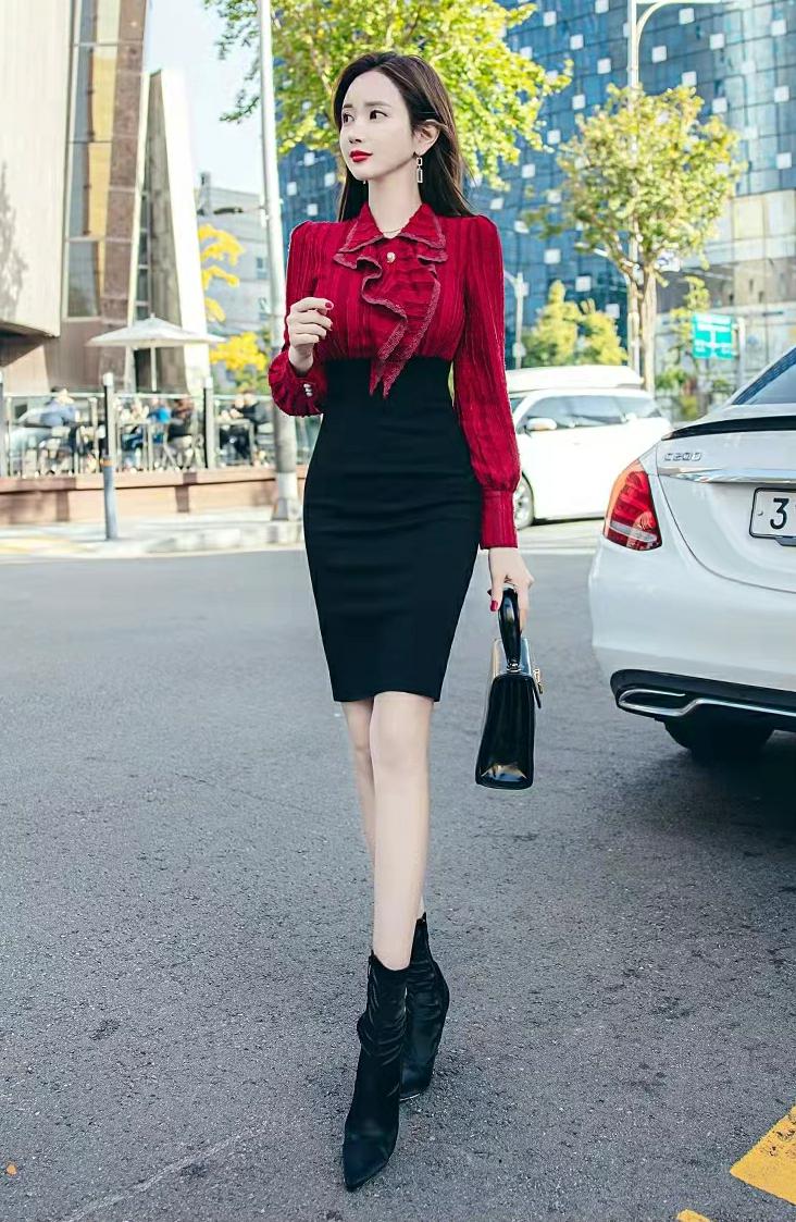 秋冬法式穿搭，气质修身的黑色包臀裙搭配荷叶边红色衬衫