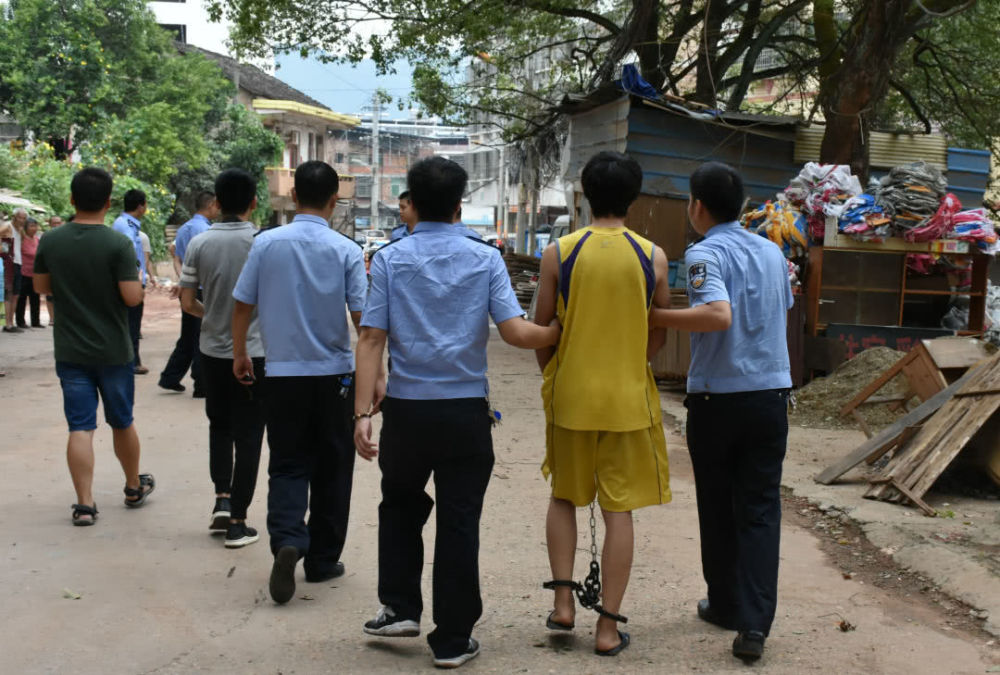 高考状元22岁抢银行被判10年，出狱后再考985名校，如今怎么样了