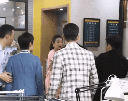 原形毕露？弃养子恋鲜肉，演《安家》被求出山，50岁被曝诈骗千万