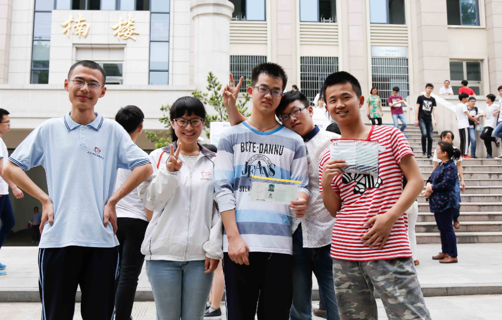 高考前一天学生在做啥？“淡定自若”是学霸，焦虑难安是学渣