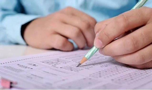 高考期间东三省紫色内裤脱销，寓意让人憋不住笑，外省人表示不懂