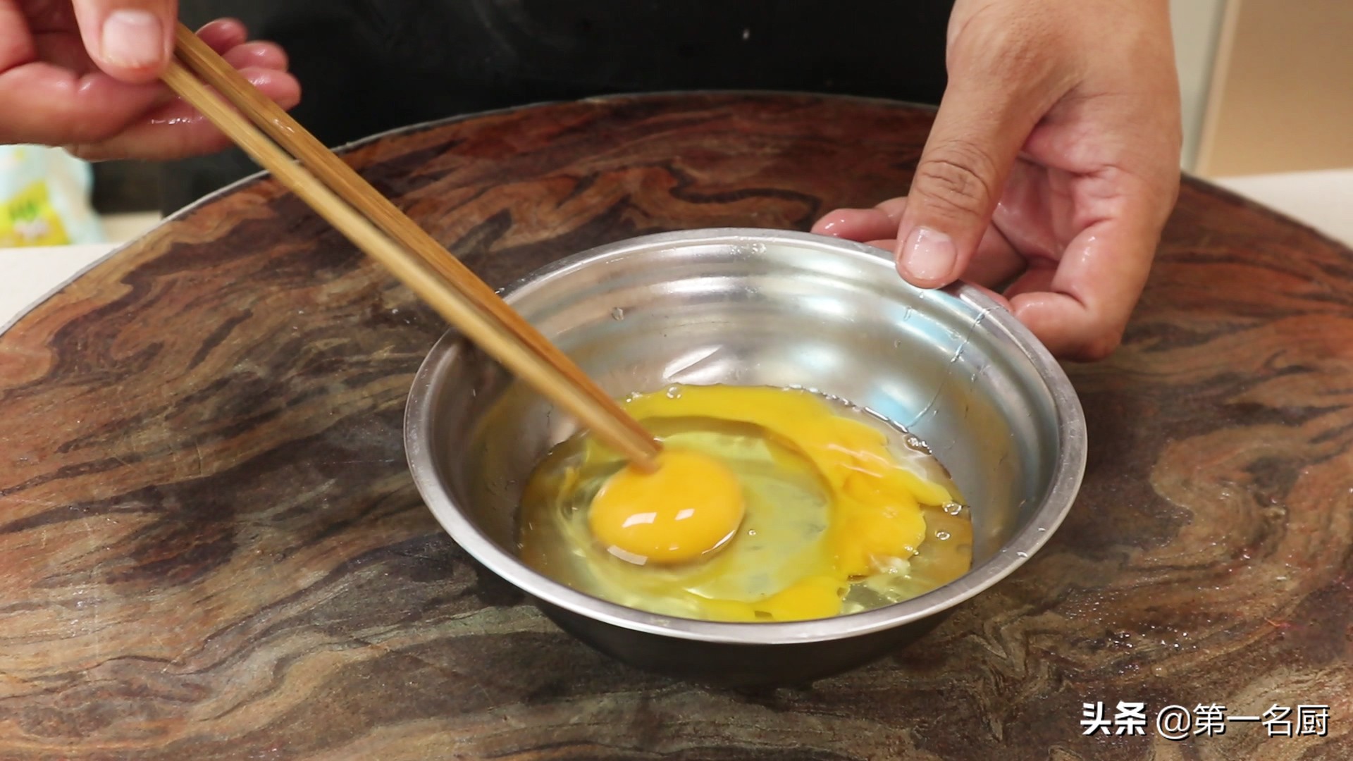 河南老式鸡蛋汤怎样做才好喝？大厨分享家常做法，酸辣味美真开胃