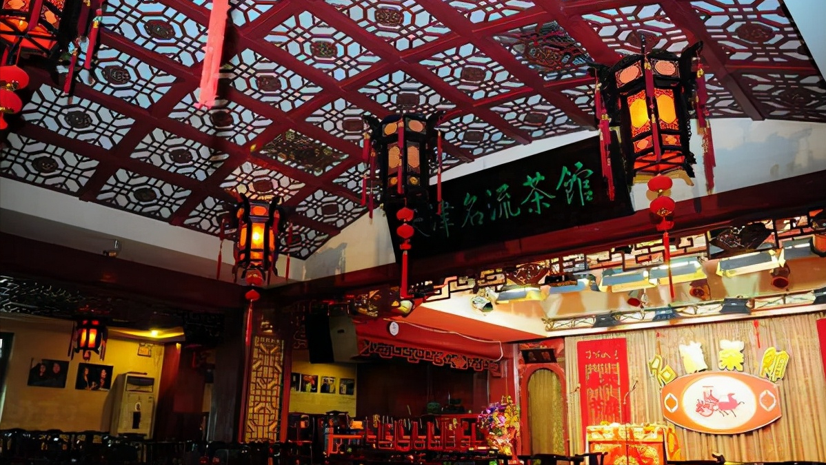 改革开放后第一家将相声重新引进的茶馆就是天津名流茶馆,天津名流