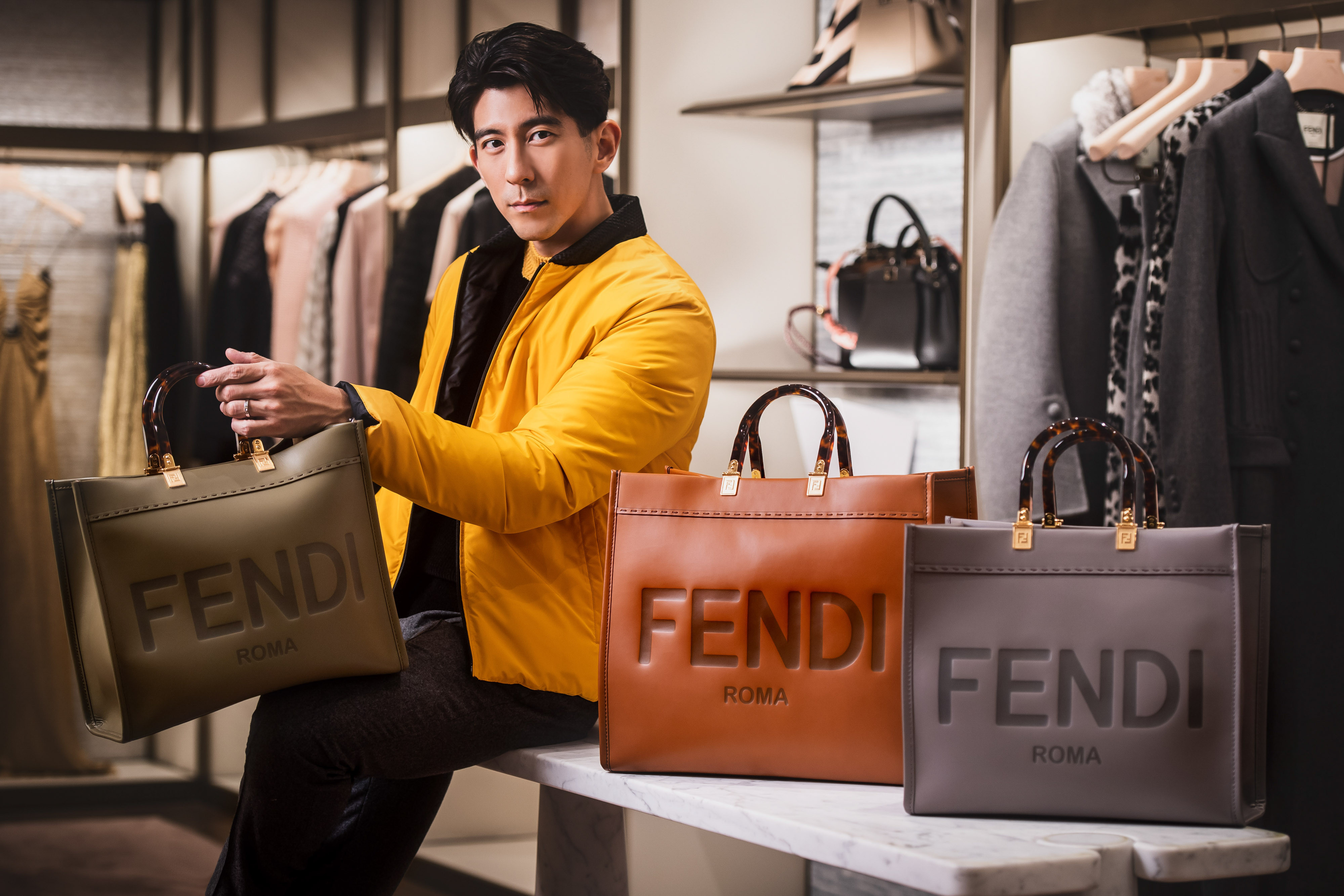 修杰楷宠妻霸气败 FENDI 订制款！首选老婆最爱的绿色