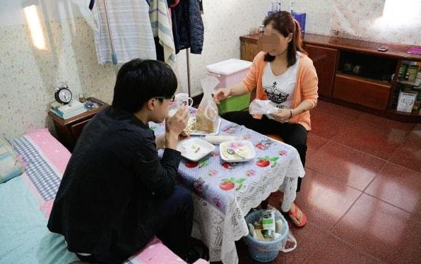 高三时家长要不要去陪读？一位母亲的亲身经历表示，选错苦不堪言