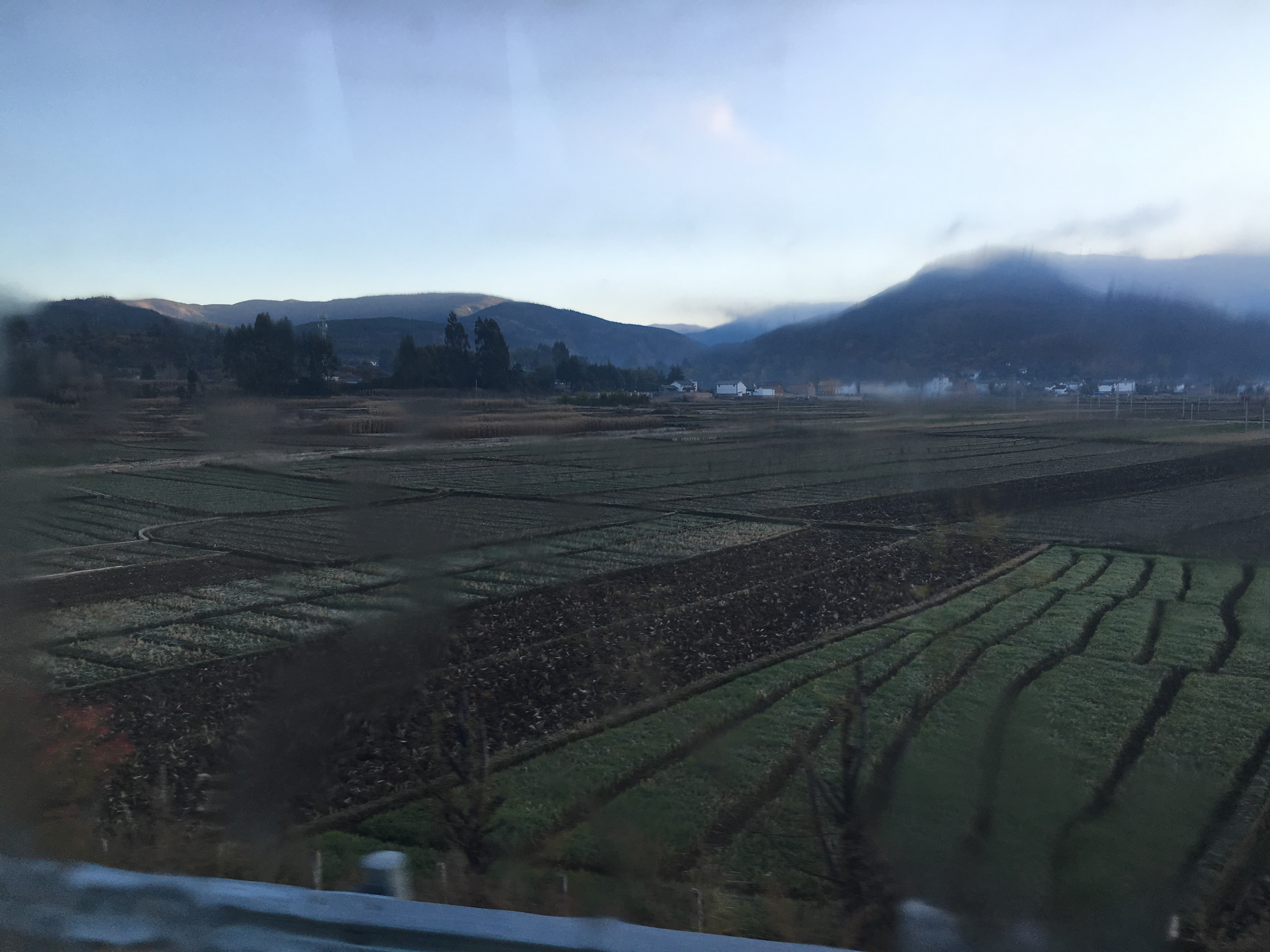 玉龙雪山云卷白云，巍峨雪峰映蓝天