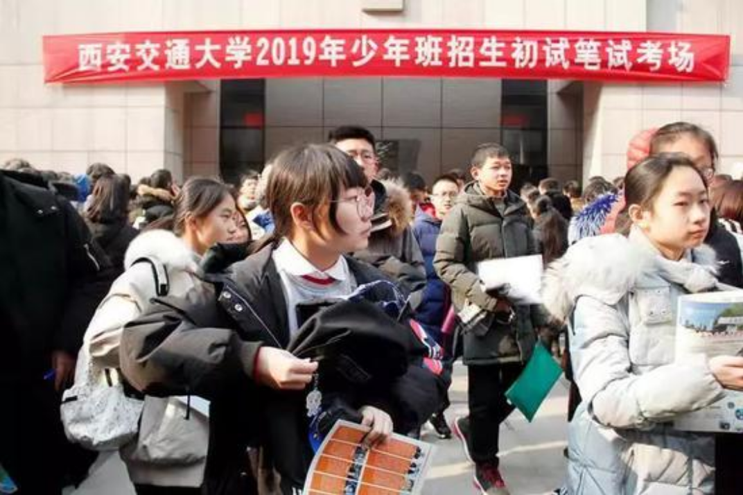 天才少年15岁被985大学录取，毕业直接是硕士，参加中考为陪同学