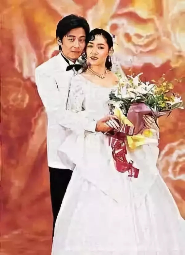 王杰被遗弃、被欺骗、被下毒…歌坛浪子的一生似乎都在苦难中度过