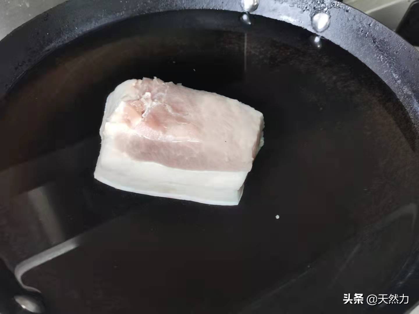 回锅肉怎么做才好吃？来看看传统的川菜做法，肥而不腻，真解馋