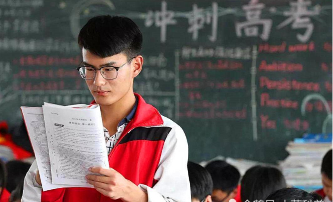 广西学霸查分723一脸淡定，数学满分、英语仅扣3分，网友：秀儿