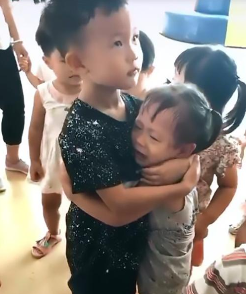 大班哥哥“慰问”刚入学的妹妹，现场画面暖心，网友：是个好哥哥
