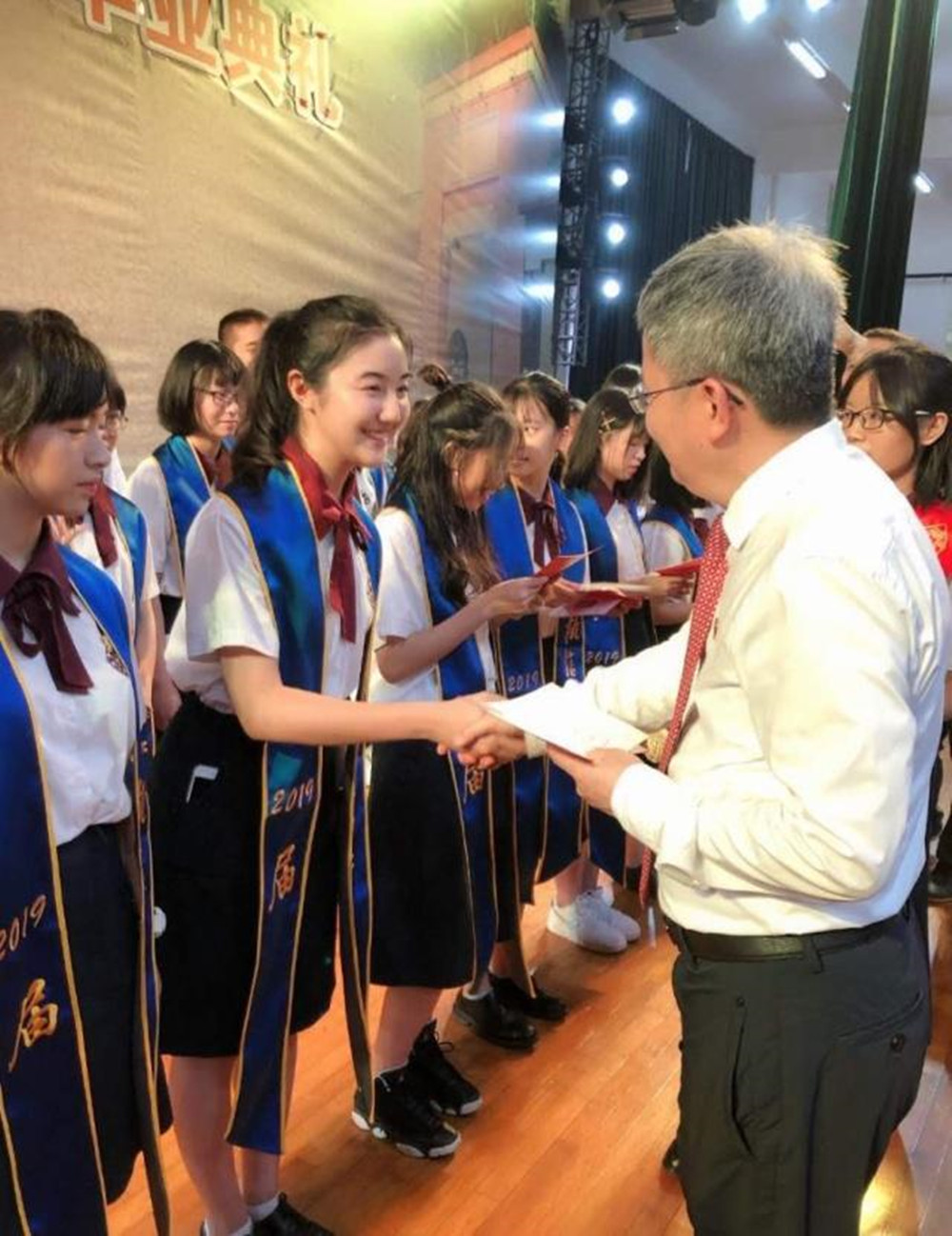 儿时红遍全国“点读机女孩”，曾被质疑成绩烂，如今变化令人感慨