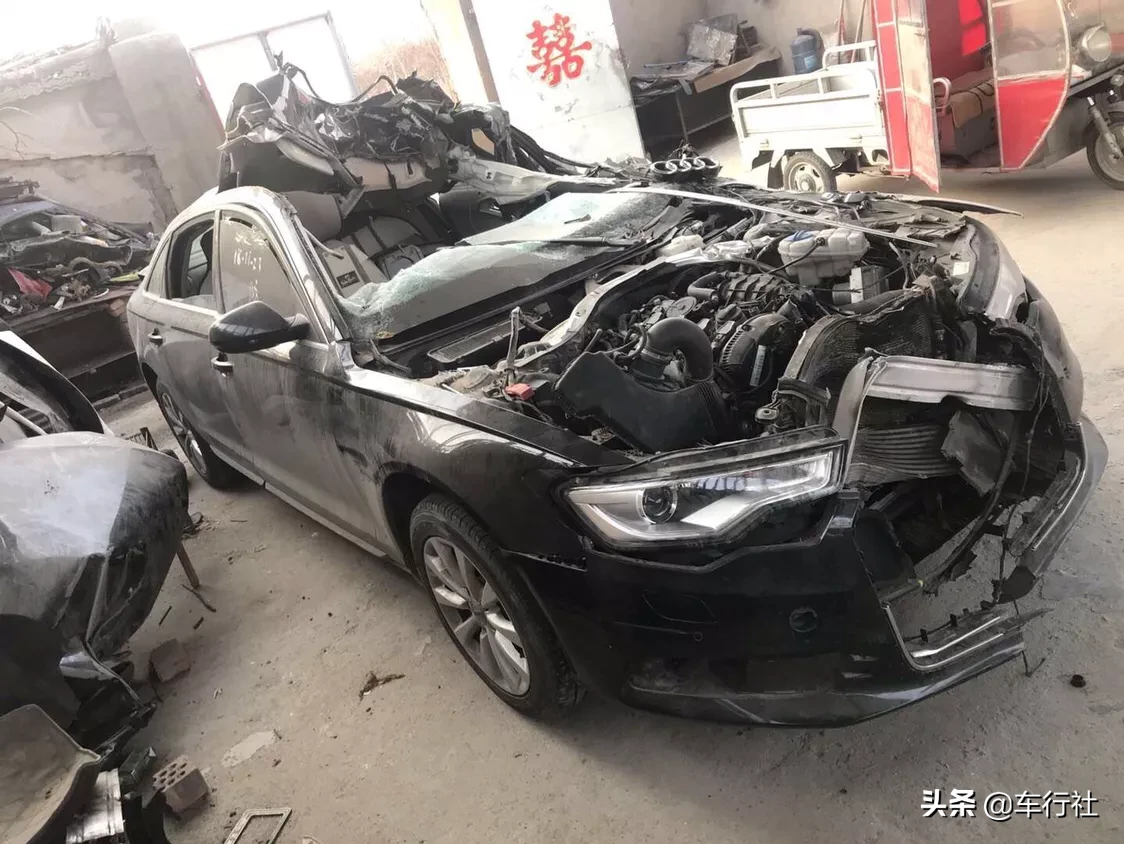 多少钱收购划算?奥迪A6L 2.0T前脸事故,车顶被掀翻!
