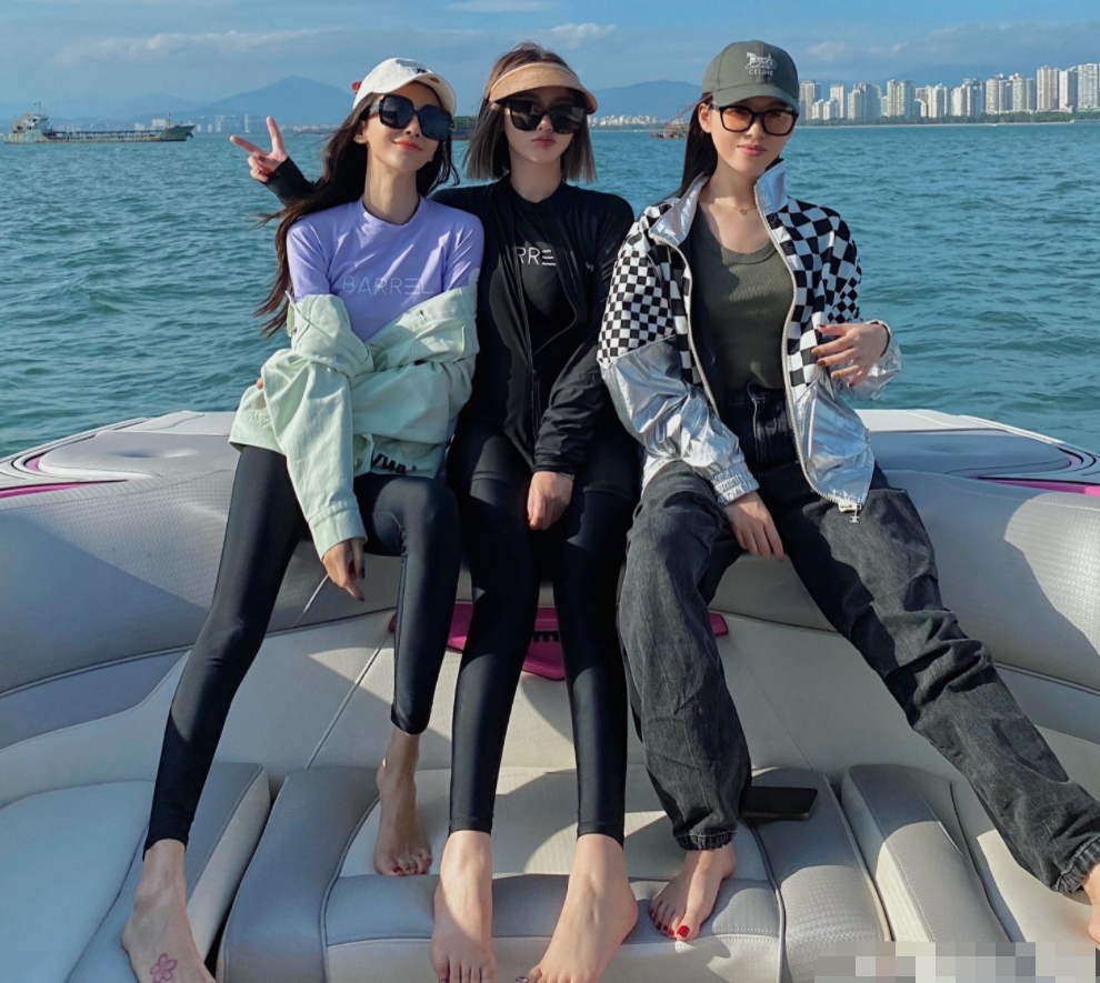 Baby穿泳装出海冲浪!大胆炫出一截紧实腹肌,脚背粉色纹身太抢镜