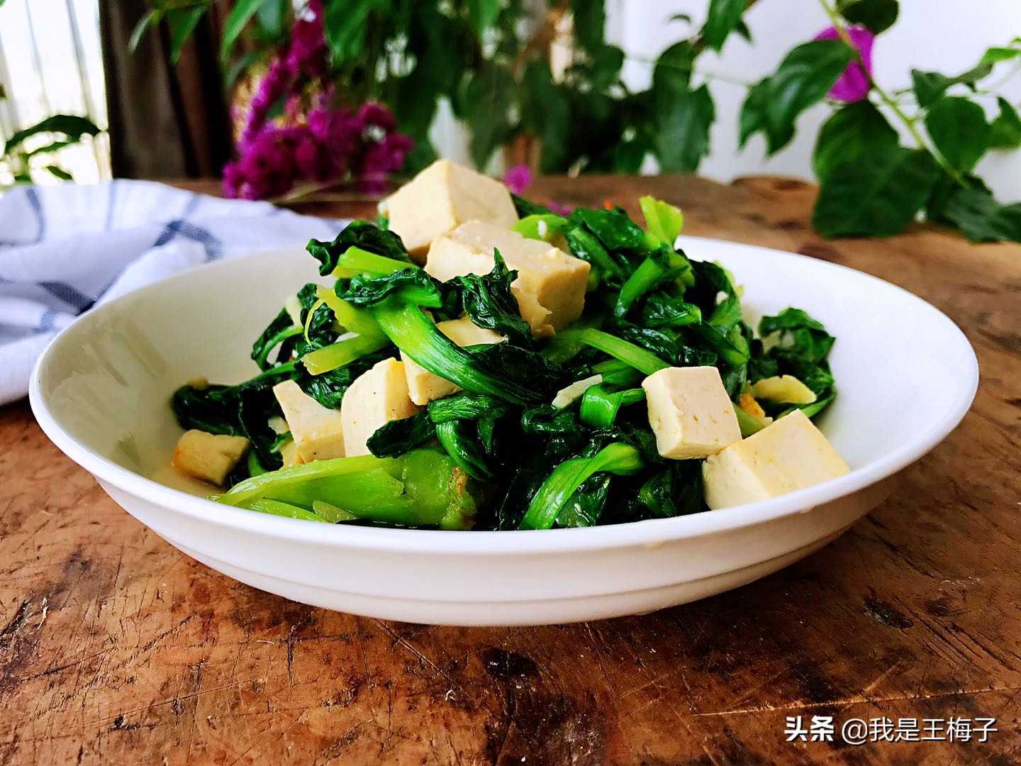 夏天，豆腐炒白菜比吃肉还香，我家隔三差五就做，一盘不够吃