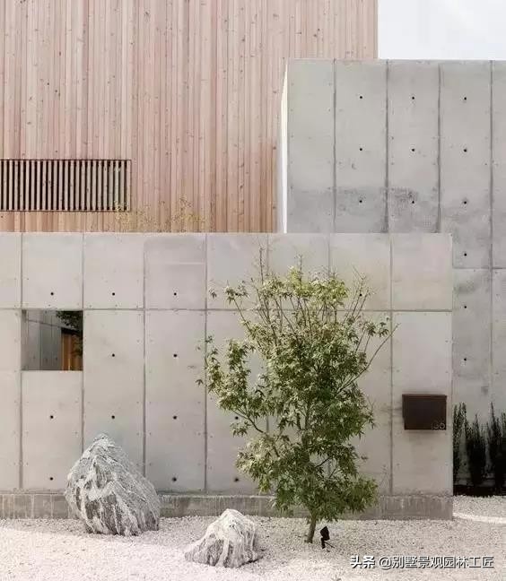 清灰色调的简奢别墅庭院设计，一面素实水泥墙，美了一个院子