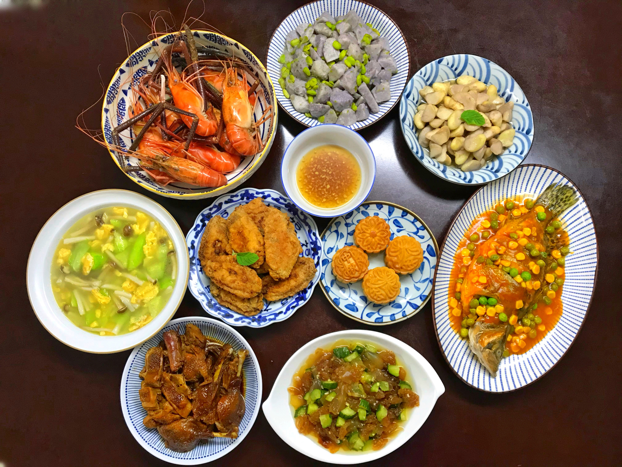 中秋家宴丰盛满桌，团圆滋味尽在珍馐佳肴间