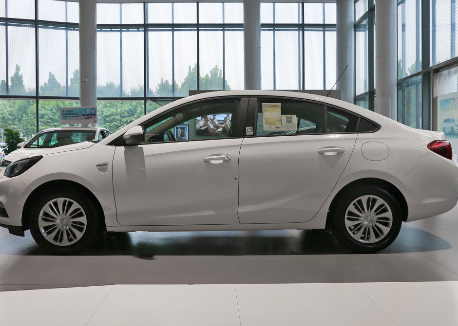 别克凯越：从8.39万降至5.45万起，百公里油耗4.7L