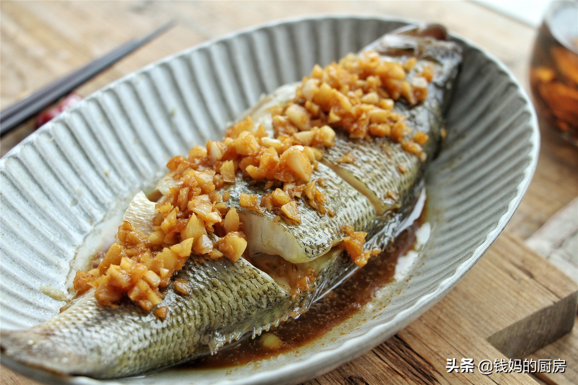 清蒸鱼用这方法，8分桌上桌，鱼肉鲜嫩多汁又不腥，比蒸锅还方便