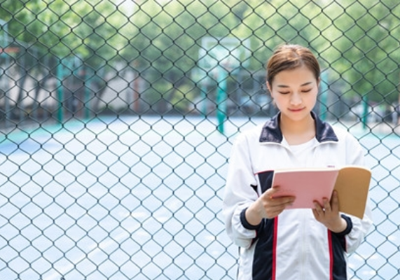 大一新生寝室标语走红，辅导员看后气笑，网友：00后人才果不其然