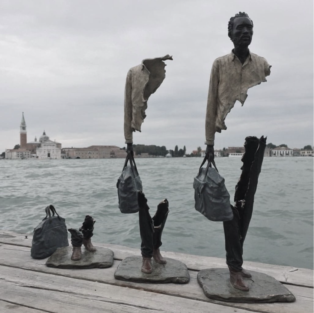 bruno catalano 创作的引人注目的青铜雕塑,名为「 莱斯旅行者」,描绘