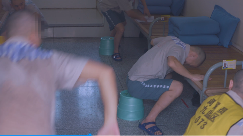 “这里的人刑期比命还长，看押他们，我就像坐在火山口”