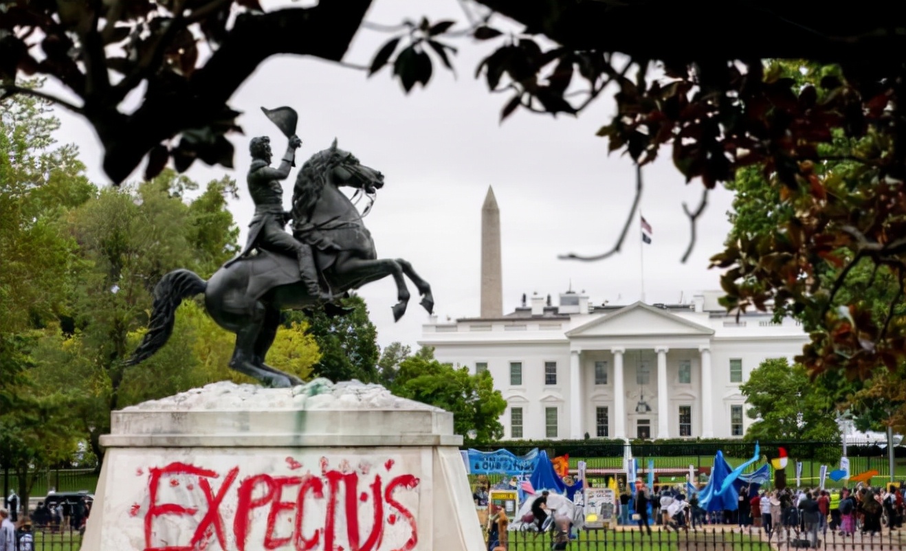 拜登妥協也沒用！ 抗議者包圍白宮，摧毀前總統雕像還提了兩個要求